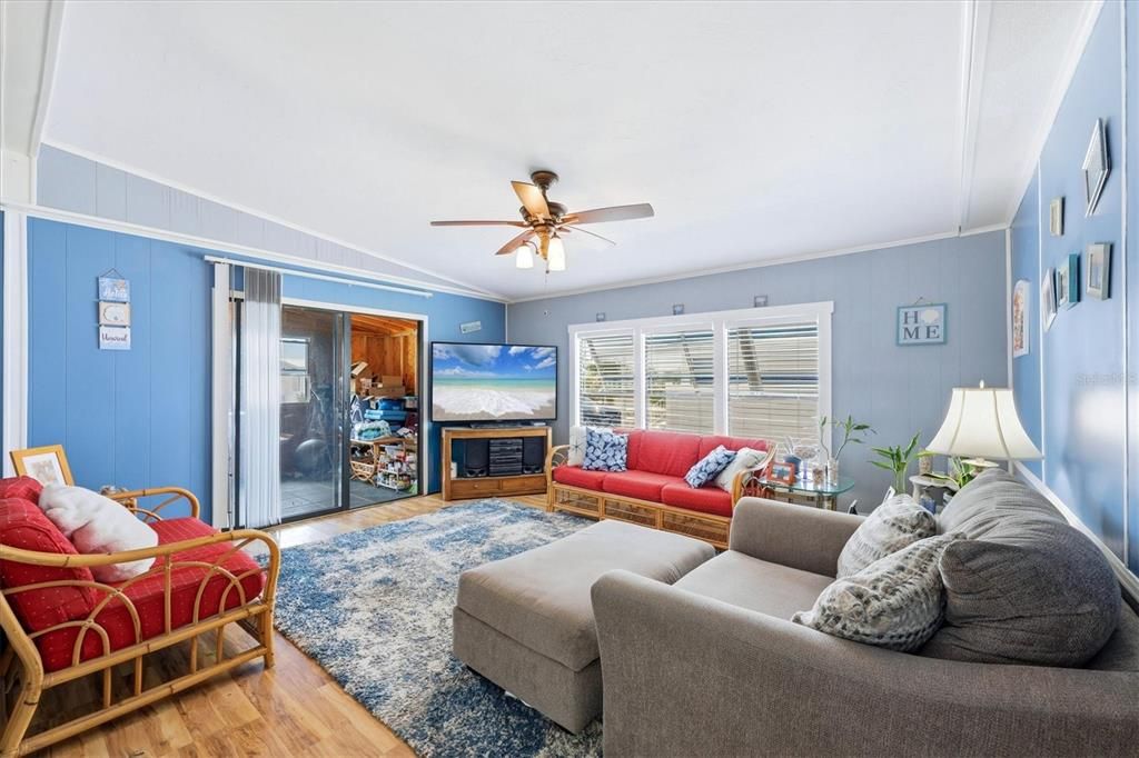 For Sale: $160,000 (2 beds, 2 baths, 936 Square Feet)