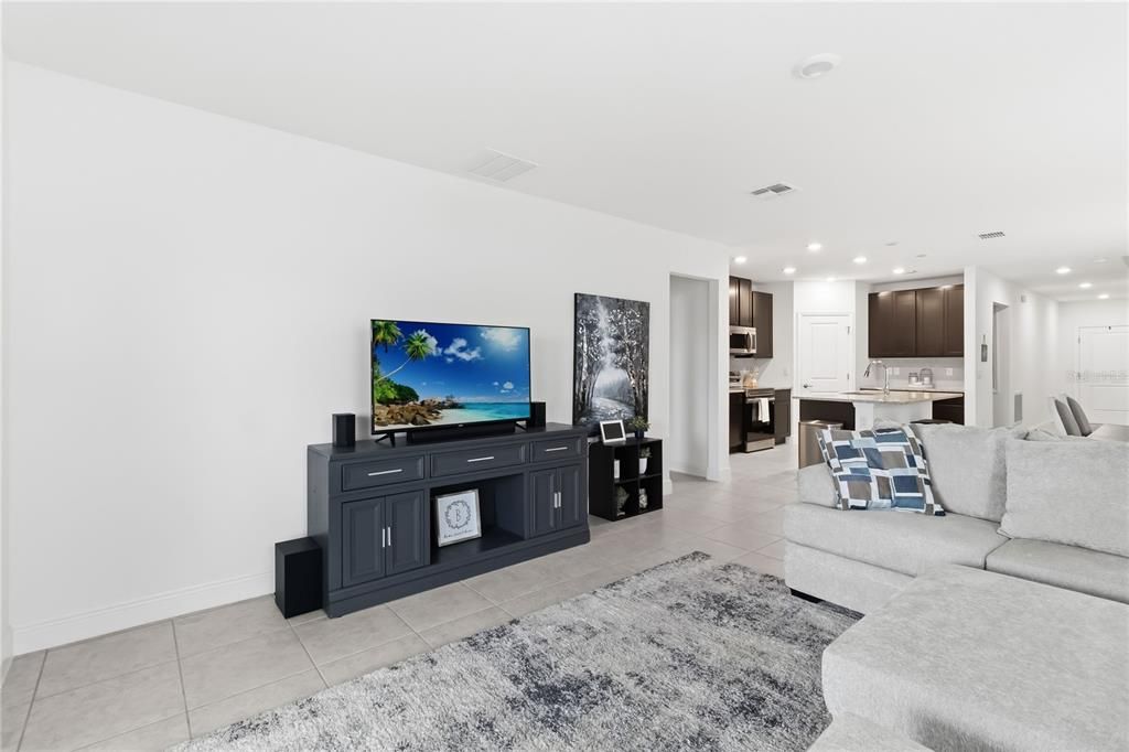 For Sale: $399,900 (4 beds, 2 baths, 1954 Square Feet)