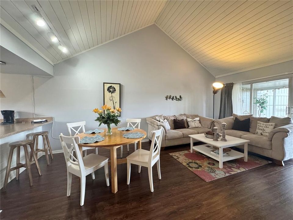 В аренду: $1,700 (2 спален, 2 ванн, 980 Квадратных фут)