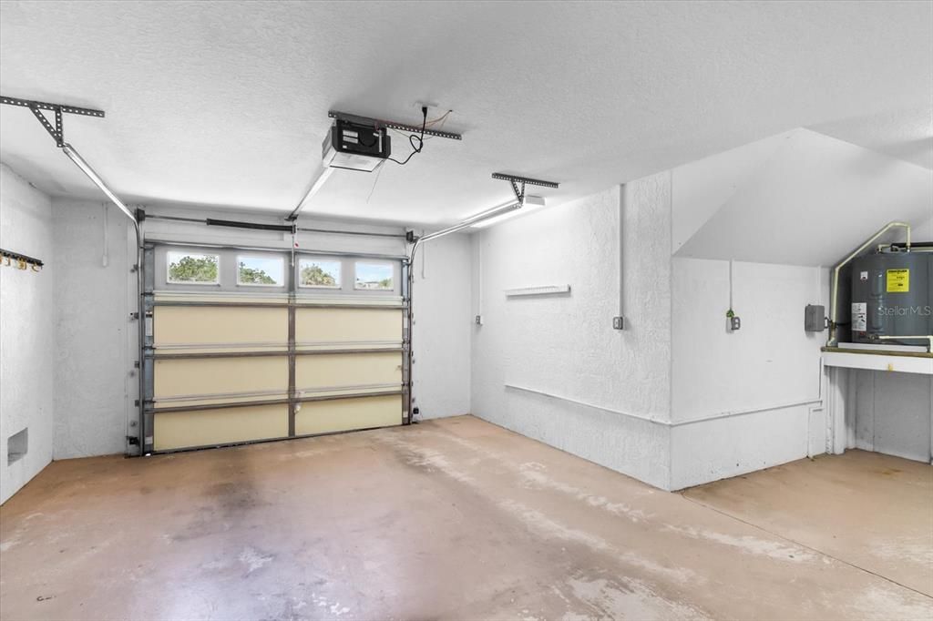 Activo con contrato: $2,550,000 (3 camas, 3 baños, 2813 Pies cuadrados)