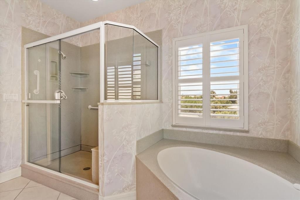 Activo con contrato: $2,550,000 (3 camas, 3 baños, 2813 Pies cuadrados)