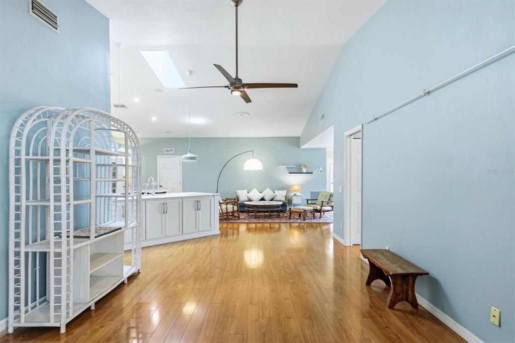Activo con contrato: $329,000 (2 camas, 2 baños, 1531 Pies cuadrados)