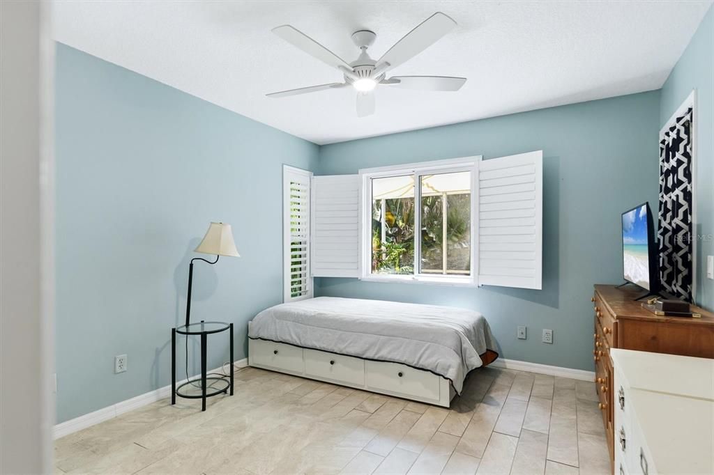 Activo con contrato: $329,000 (2 camas, 2 baños, 1531 Pies cuadrados)