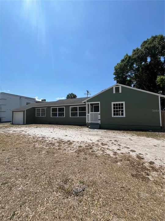 Active With Contract: $2,850 (3 beds, 2 baths, 1428 Square Feet)
