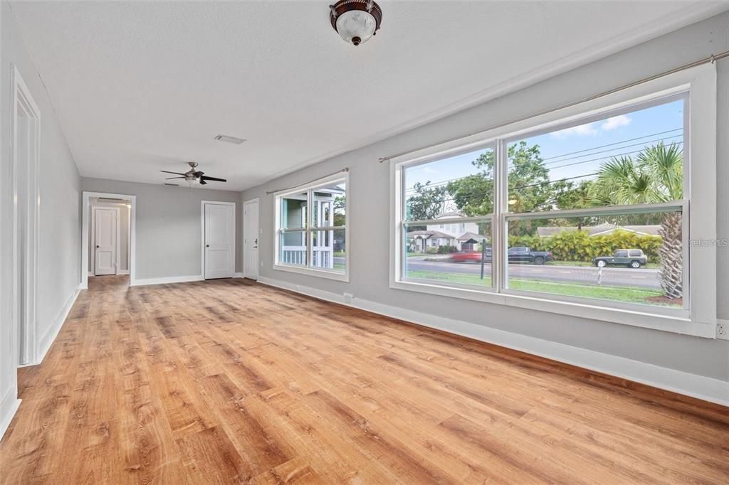 Active With Contract: $2,850 (3 beds, 2 baths, 1428 Square Feet)
