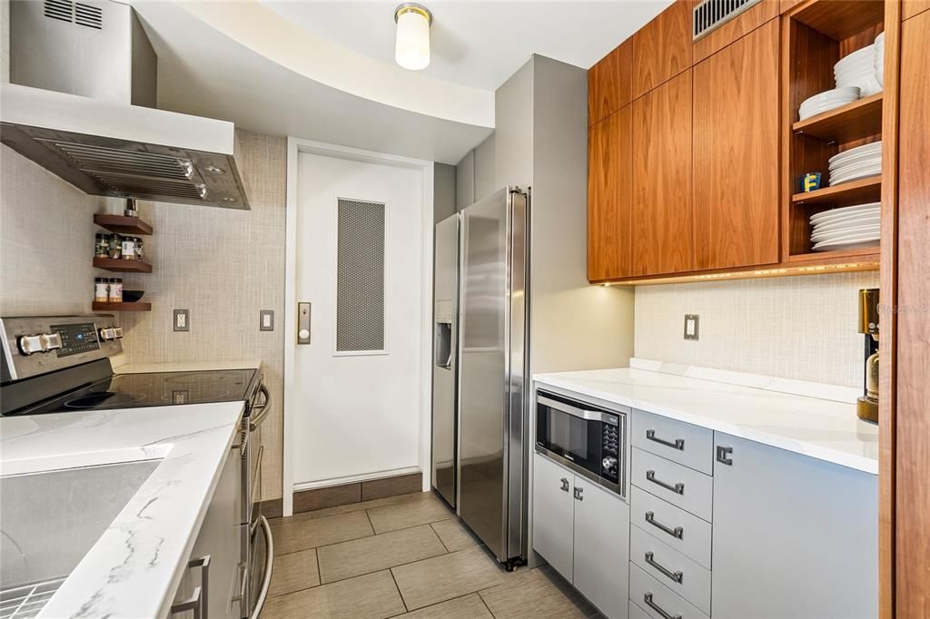 Active With Contract: $379,900 (2 beds, 2 baths, 1480 Square Feet)