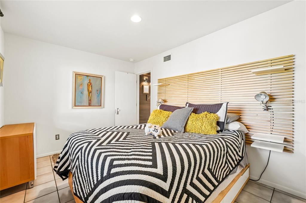 Active With Contract: $379,900 (2 beds, 2 baths, 1480 Square Feet)
