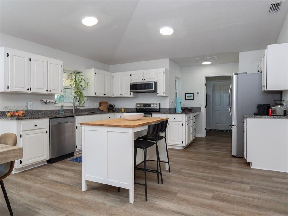 For Sale: $780,000 (5 beds, 3 baths, 2855 Square Feet)