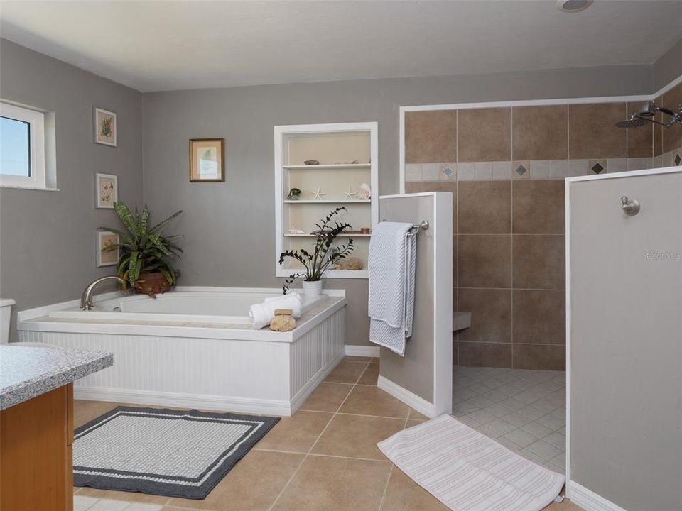 For Sale: $780,000 (5 beds, 3 baths, 2855 Square Feet)