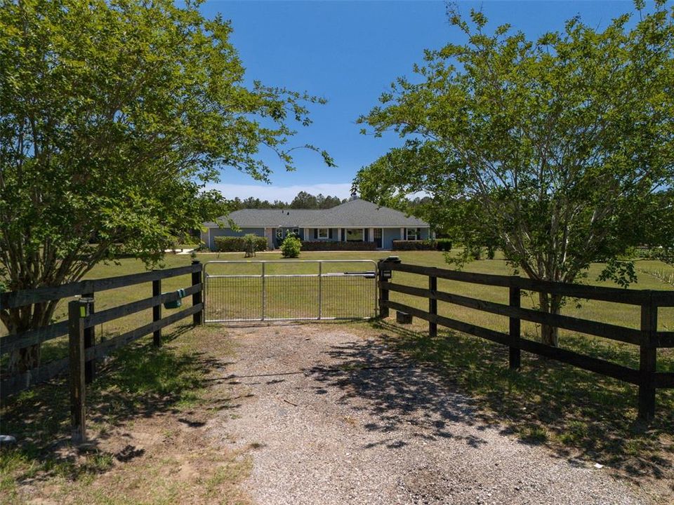 For Sale: $780,000 (5 beds, 3 baths, 2855 Square Feet)