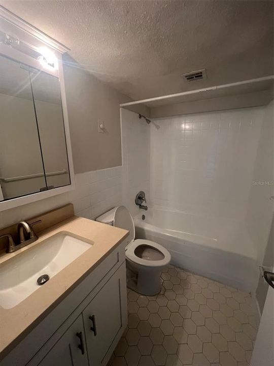 Activo con contrato: $1,800 (1 camas, 1 baños, 895 Pies cuadrados)