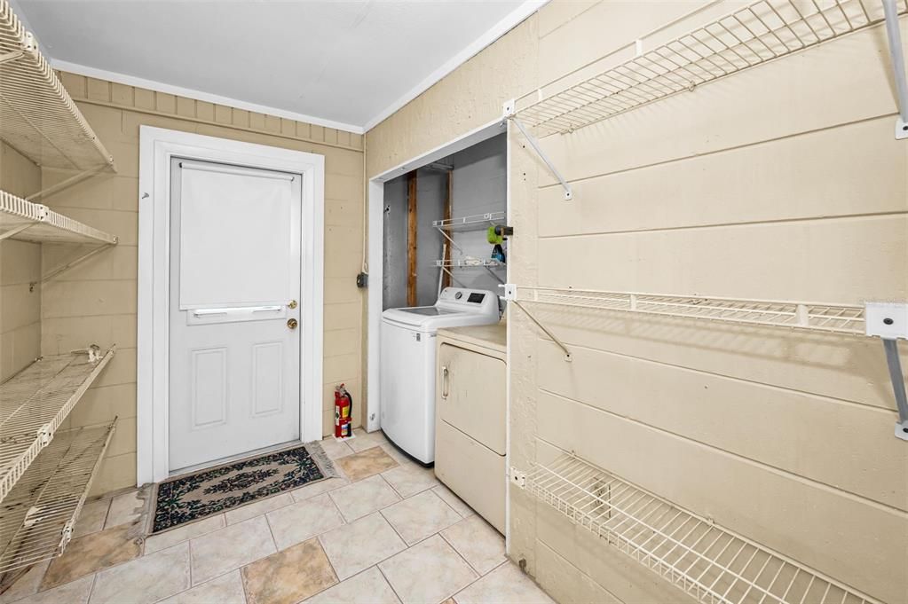Под контрактом: $219,900 (3 спален, 1 ванн, 1012 Квадратных фут)