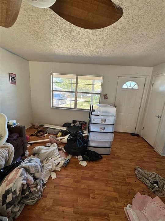 Active With Contract: $180,000 (3 beds, 1 baths, 1087 Square Feet)