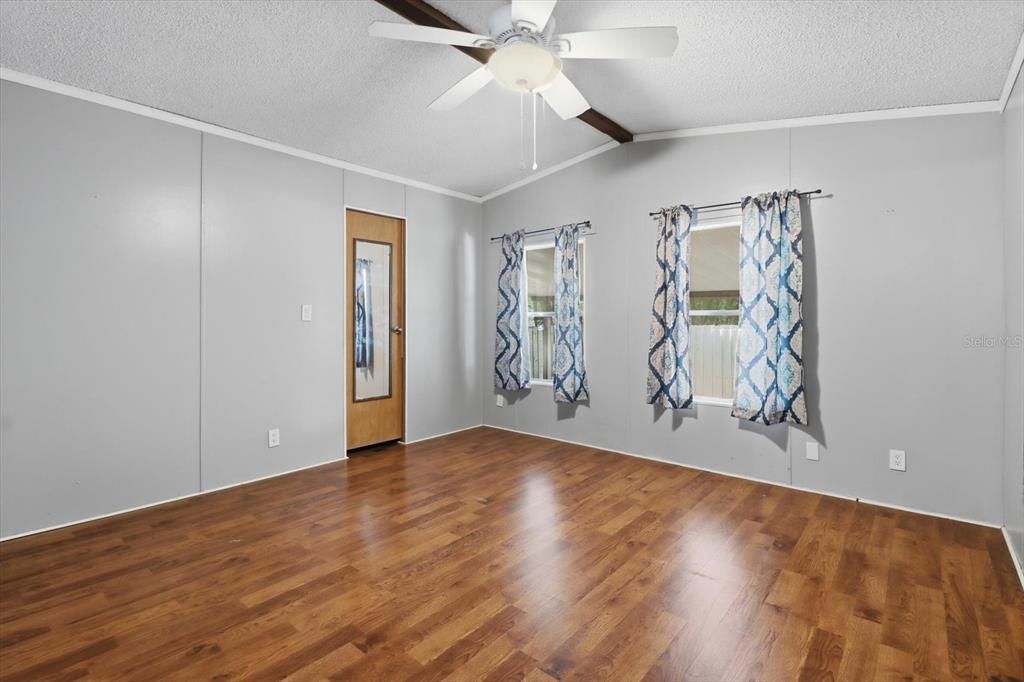 Active With Contract: $194,000 (3 beds, 2 baths, 1248 Square Feet)