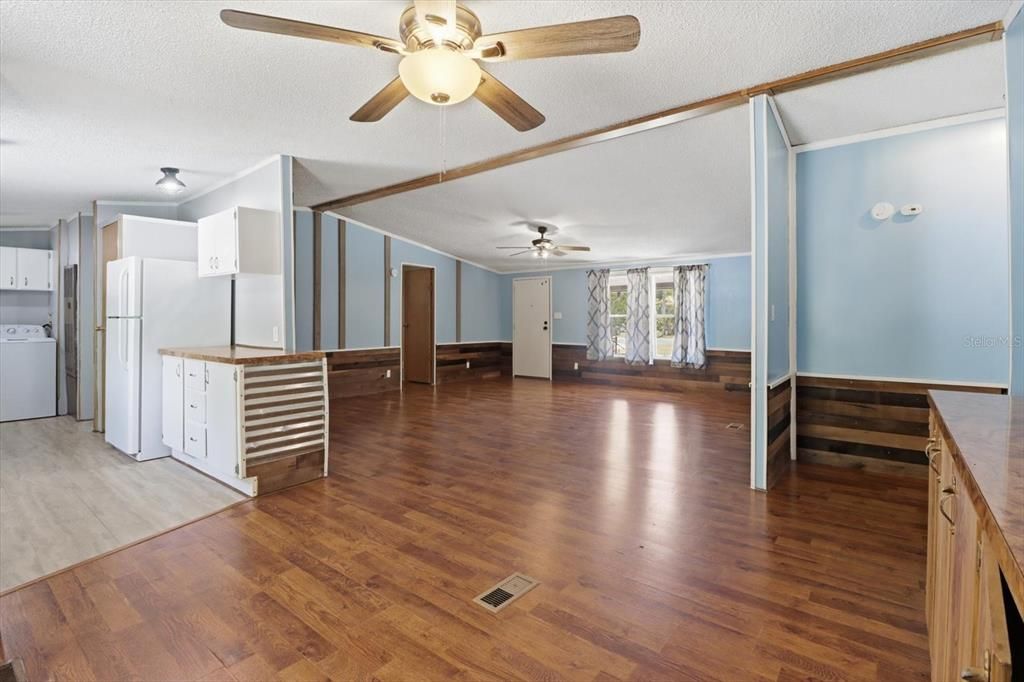 Active With Contract: $194,000 (3 beds, 2 baths, 1248 Square Feet)