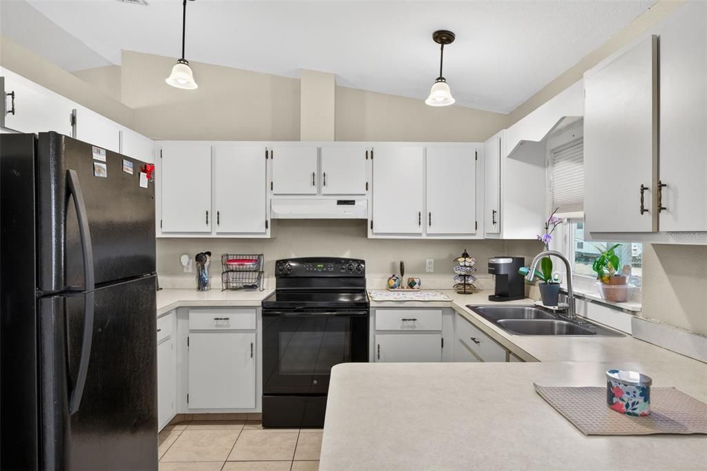 Active With Contract: $249,900 (3 beds, 2 baths, 1208 Square Feet)
