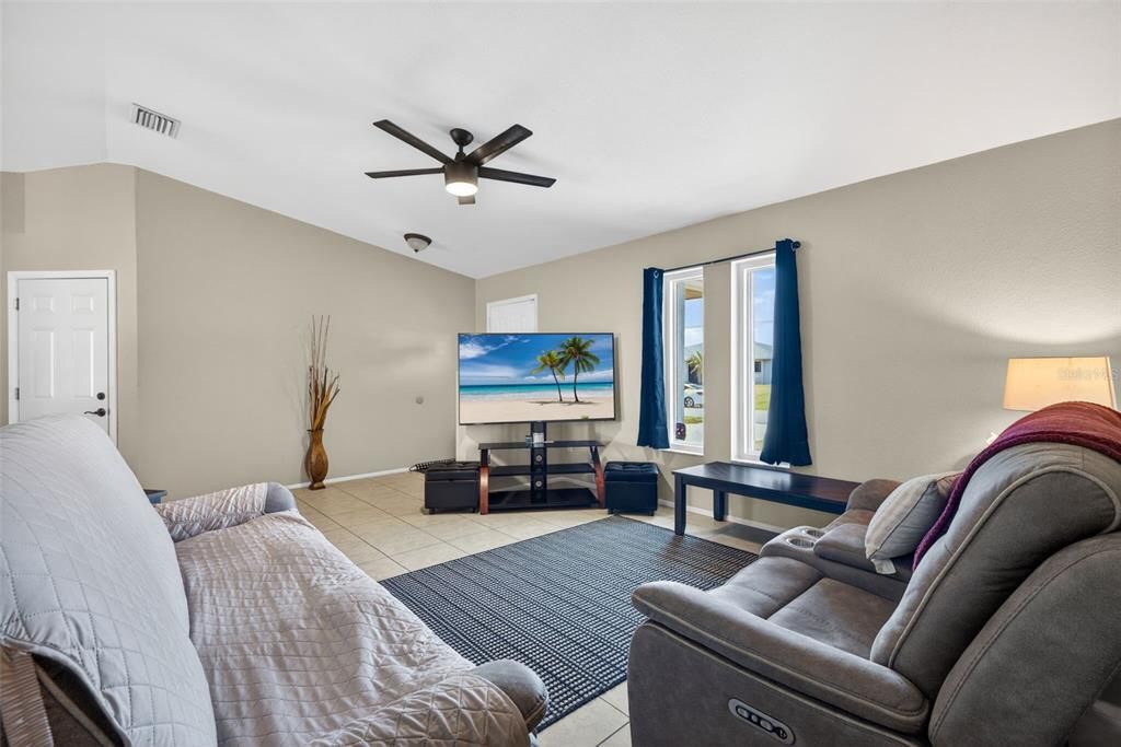 Active With Contract: $249,900 (3 beds, 2 baths, 1208 Square Feet)