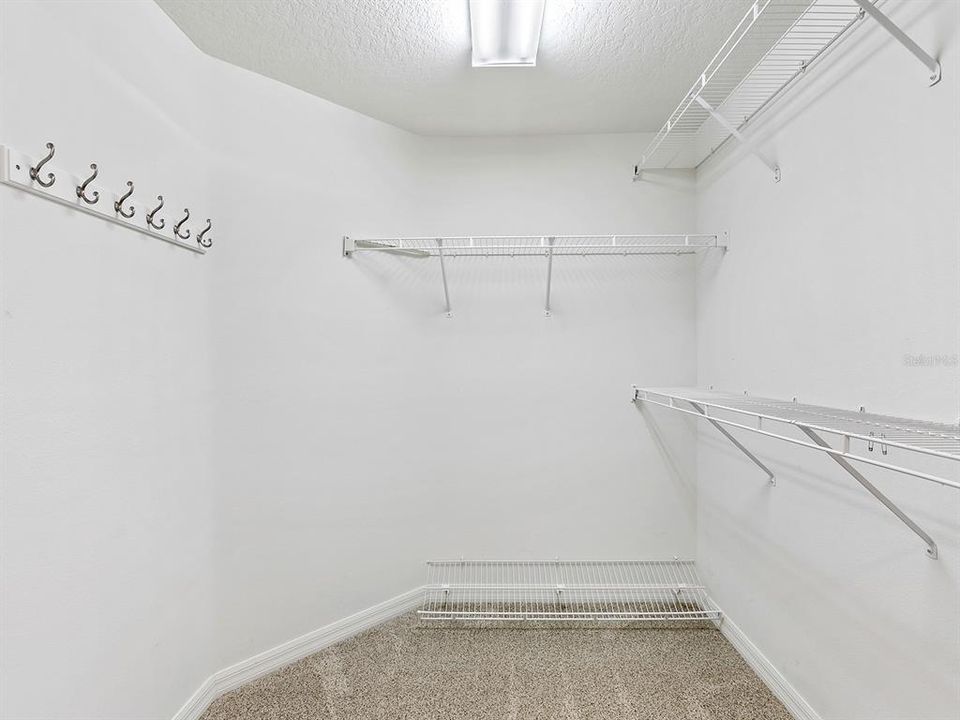 Activo con contrato: $335,000 (3 camas, 2 baños, 2240 Pies cuadrados)