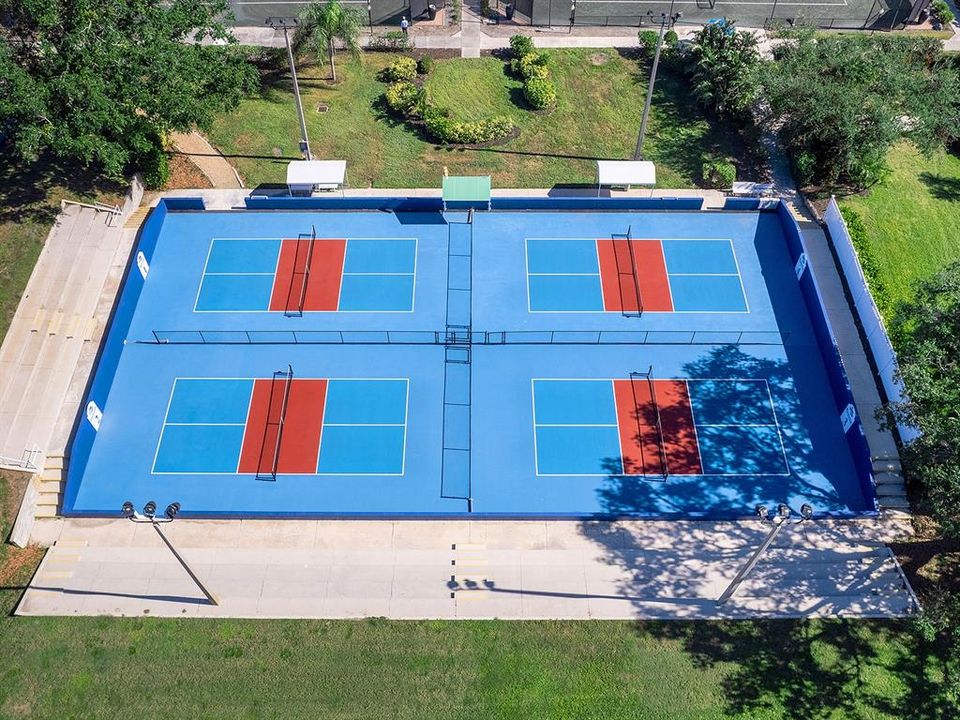 Activo con contrato: $335,000 (3 camas, 2 baños, 2240 Pies cuadrados)