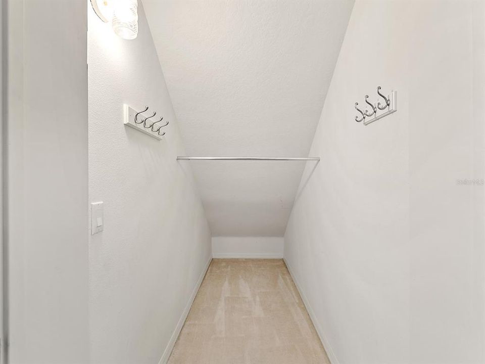 Activo con contrato: $335,000 (3 camas, 2 baños, 2240 Pies cuadrados)