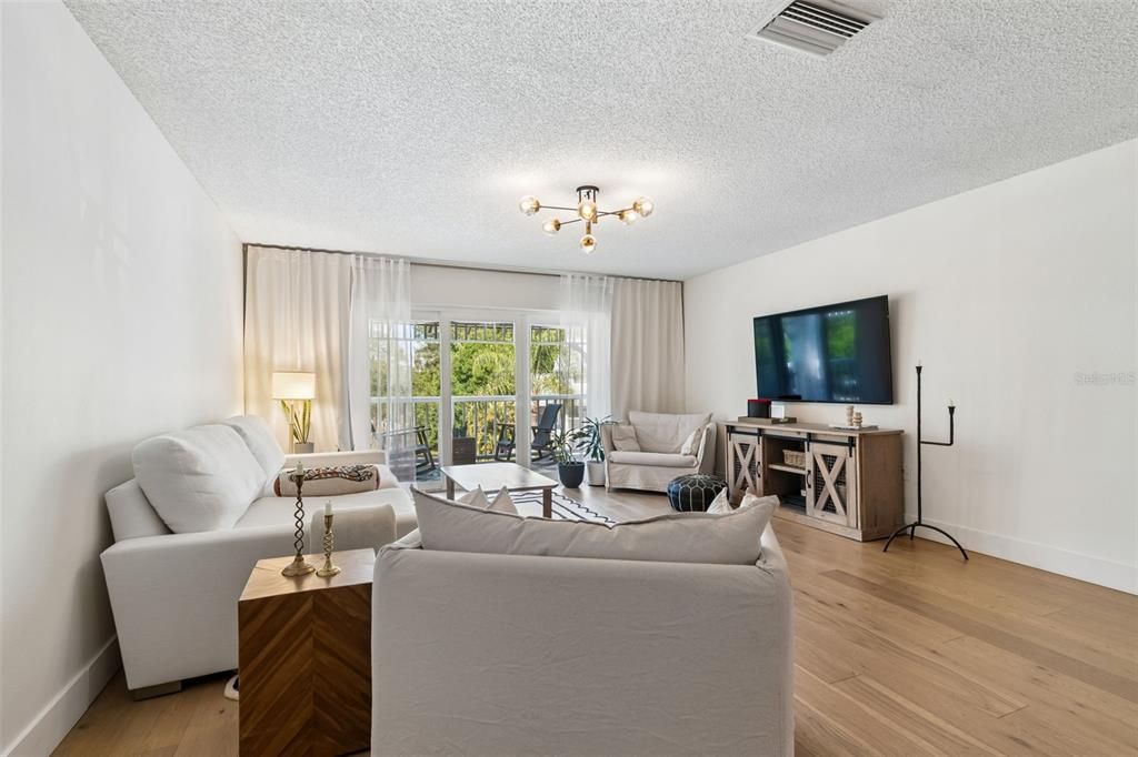 For Sale: $275,000 (2 beds, 2 baths, 1633 Square Feet)
