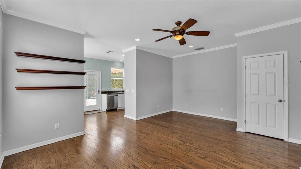 Activo con contrato: $575,000 (2 camas, 2 baños, 1588 Pies cuadrados)
