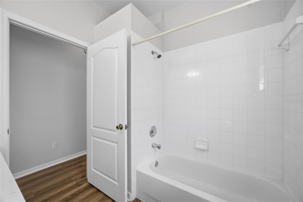 Activo con contrato: $375,000 (4 camas, 2 baños, 1665 Pies cuadrados)