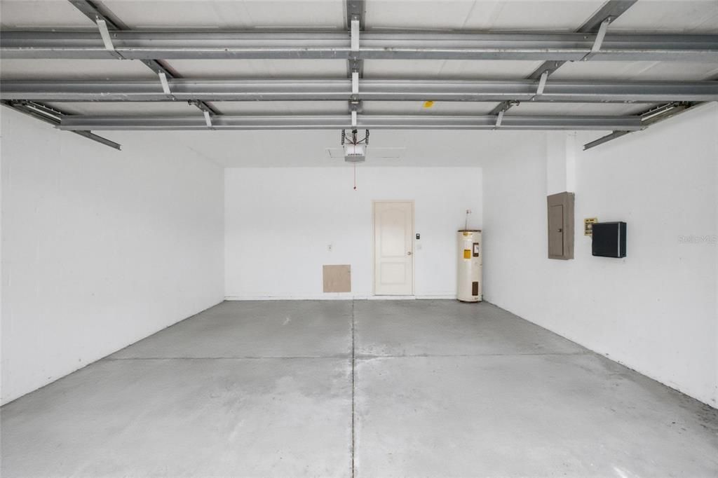 Activo con contrato: $375,000 (4 camas, 2 baños, 1665 Pies cuadrados)