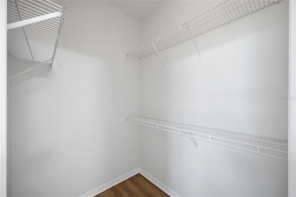 Activo con contrato: $375,000 (4 camas, 2 baños, 1665 Pies cuadrados)