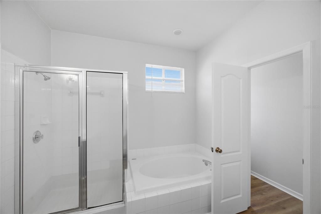 Activo con contrato: $375,000 (4 camas, 2 baños, 1665 Pies cuadrados)