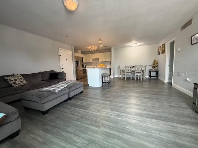 For Sale: $250,000 (3 beds, 2 baths, 1428 Square Feet)