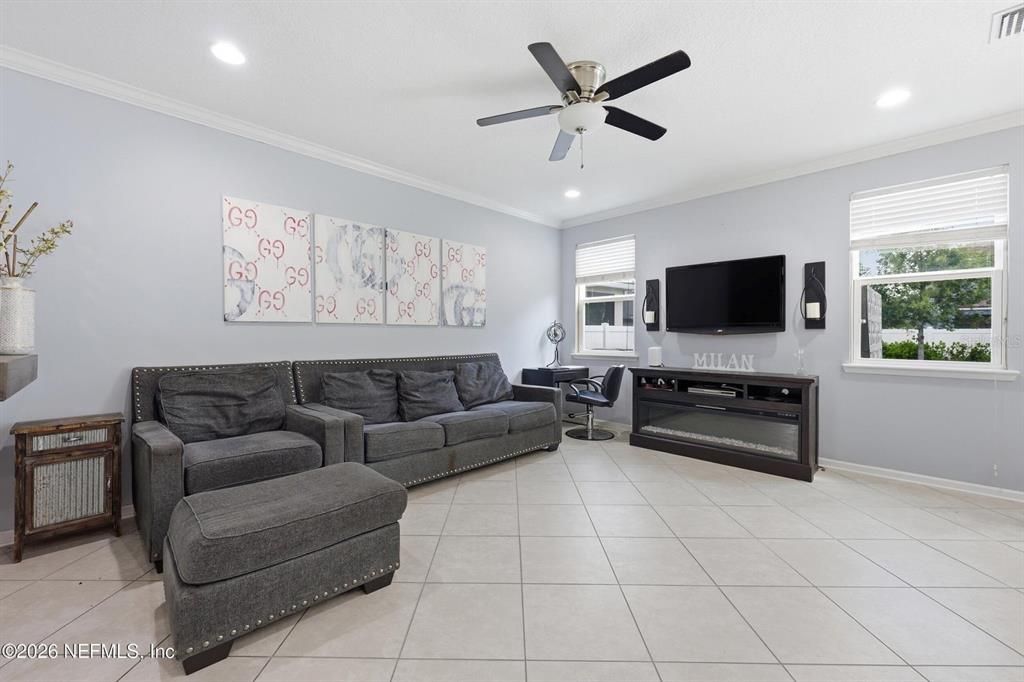 For Sale: $379,900 (3 beds, 2 baths, 1484 Square Feet)