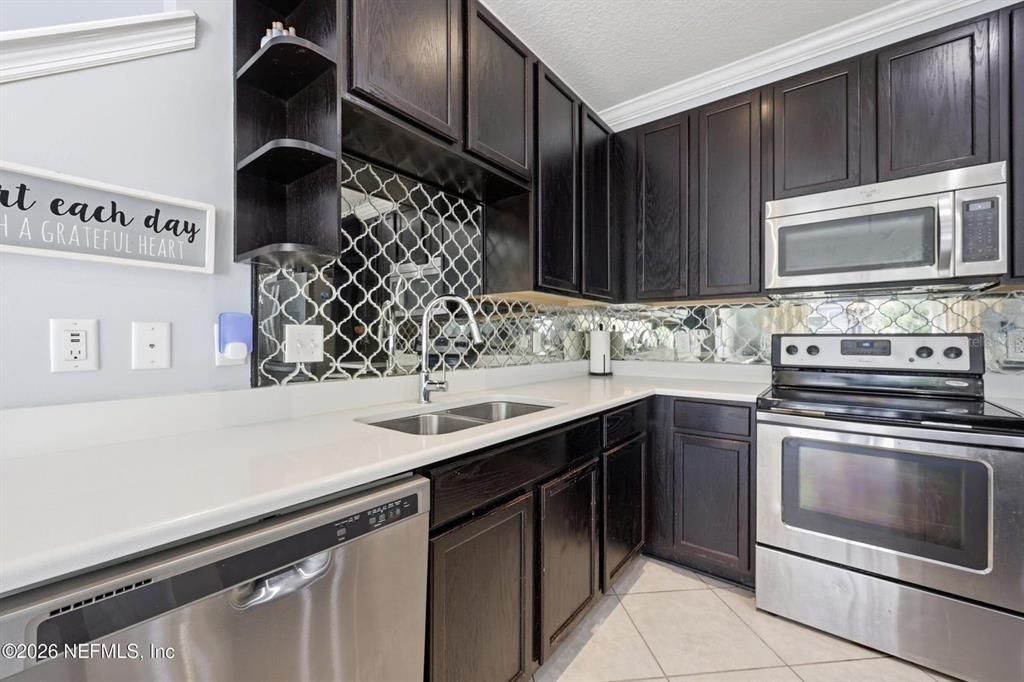 For Sale: $379,900 (3 beds, 2 baths, 1484 Square Feet)