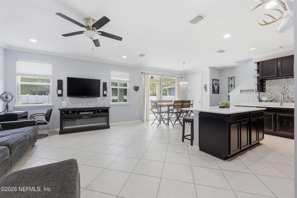 For Sale: $379,900 (3 beds, 2 baths, 1484 Square Feet)