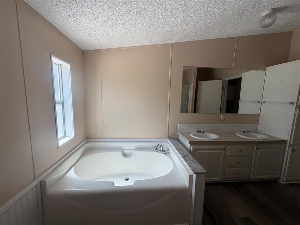 Active With Contract: $299,000 (3 beds, 2 baths, 1728 Square Feet)