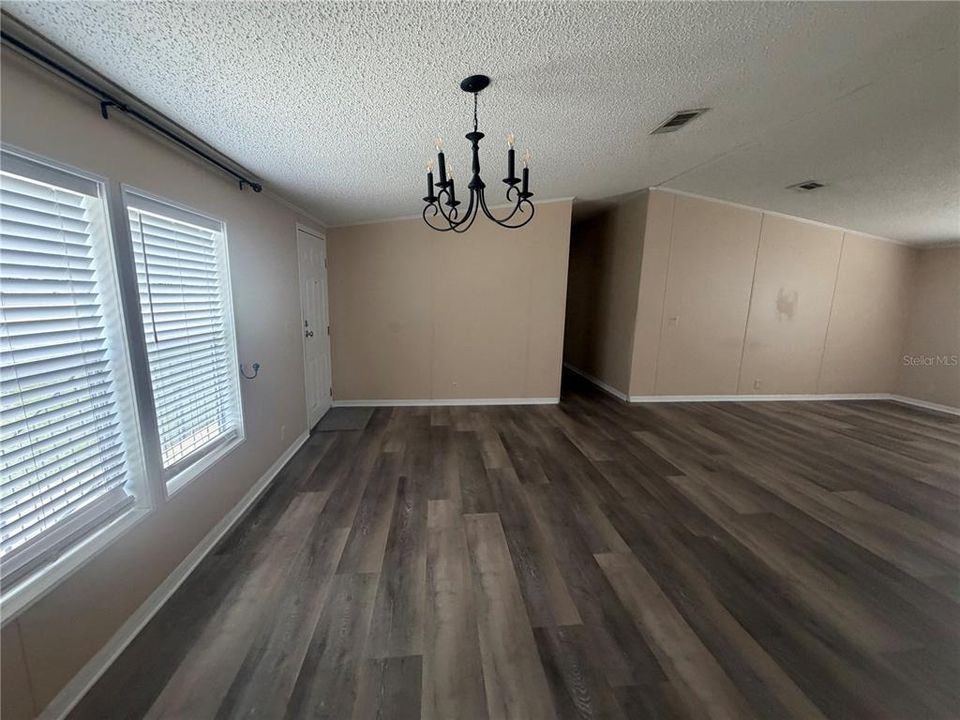 Active With Contract: $299,000 (3 beds, 2 baths, 1728 Square Feet)