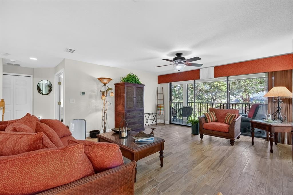 For Sale: $549,999 (2 beds, 2 baths, 2201 Square Feet)