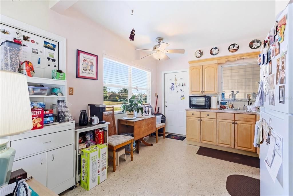 Active With Contract: $174,900 (2 beds, 1 baths, 768 Square Feet)