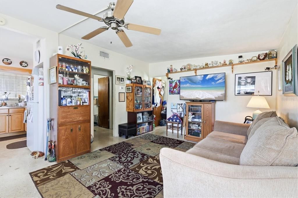 Active With Contract: $174,900 (2 beds, 1 baths, 768 Square Feet)