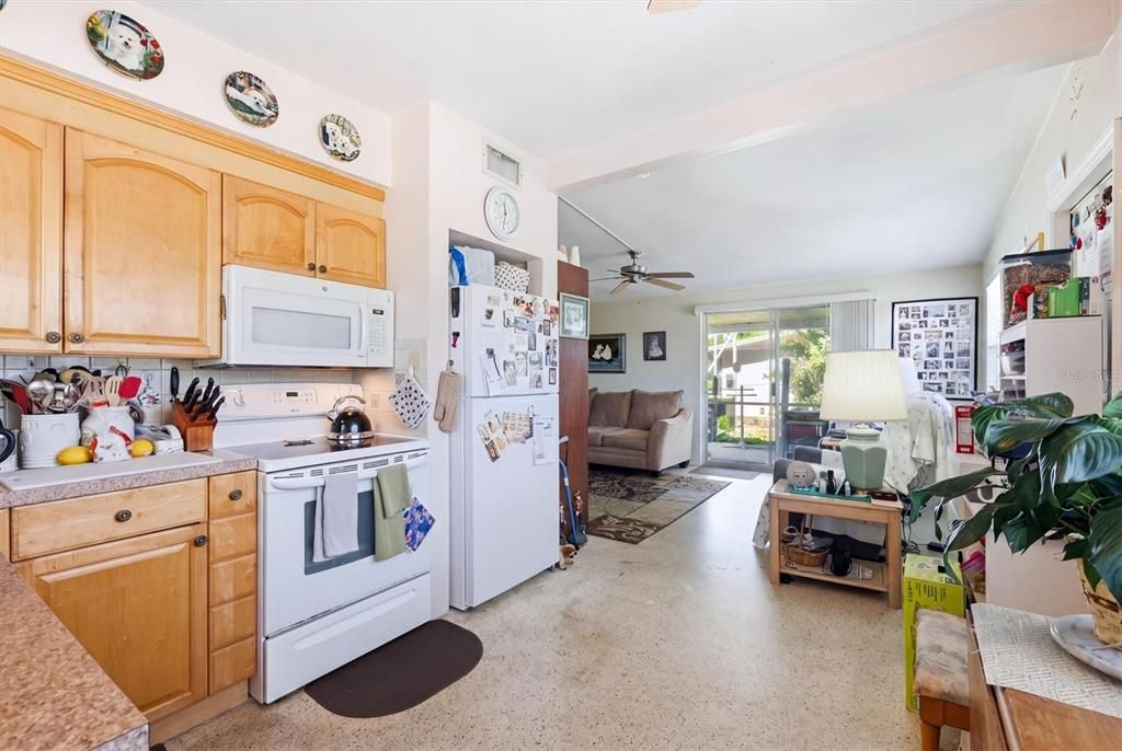 Active With Contract: $174,900 (2 beds, 1 baths, 768 Square Feet)