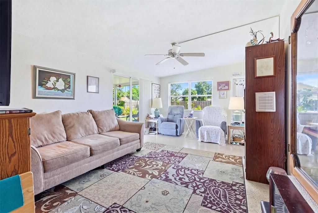 Active With Contract: $174,900 (2 beds, 1 baths, 768 Square Feet)