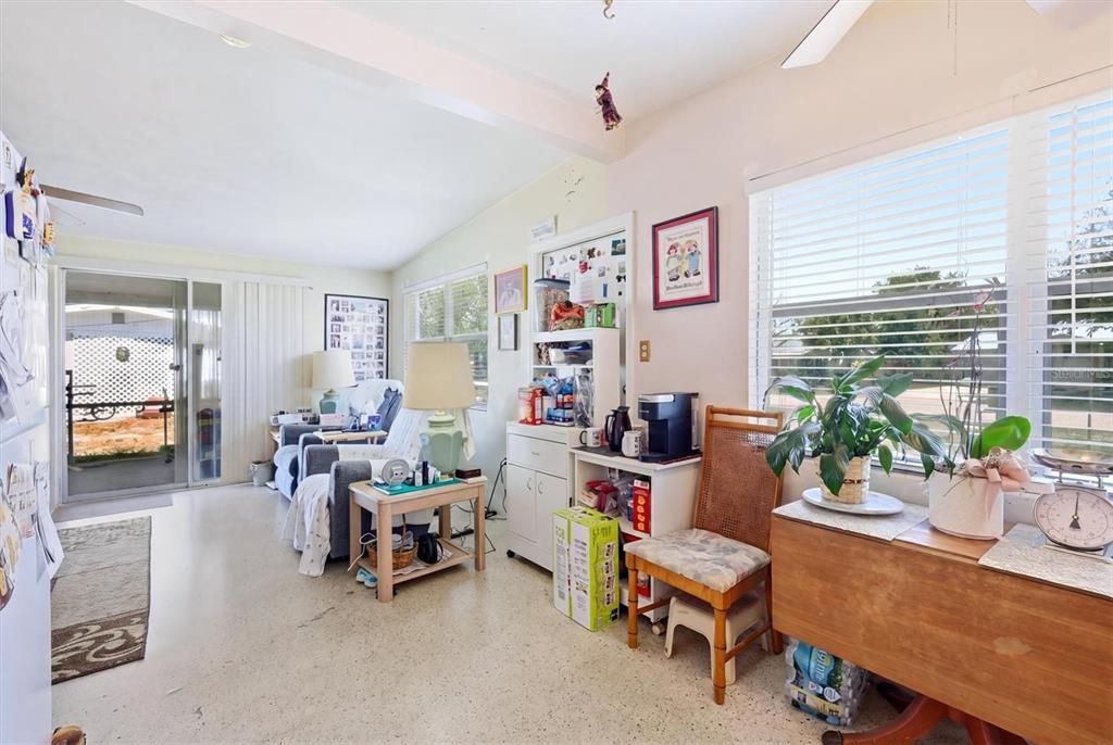 Active With Contract: $174,900 (2 beds, 1 baths, 768 Square Feet)