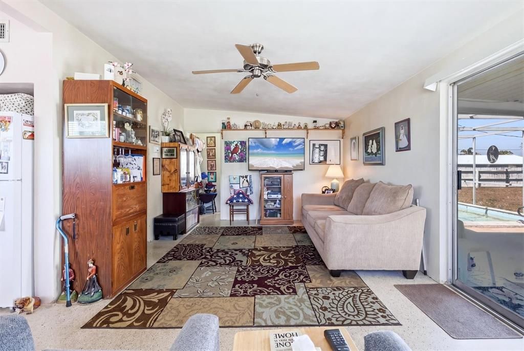 Active With Contract: $174,900 (2 beds, 1 baths, 768 Square Feet)