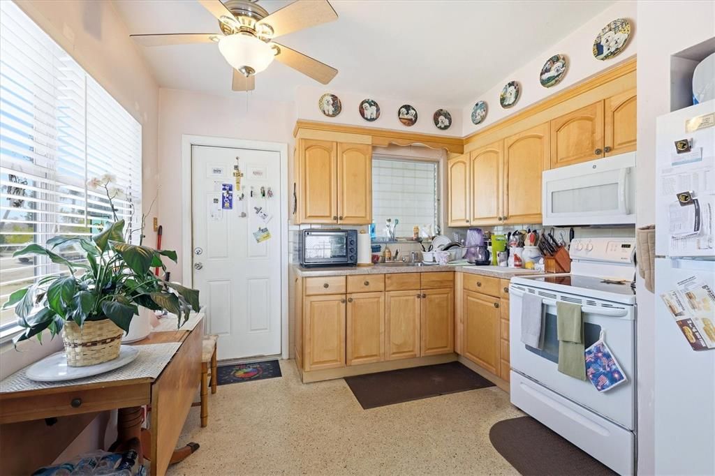Active With Contract: $174,900 (2 beds, 1 baths, 768 Square Feet)