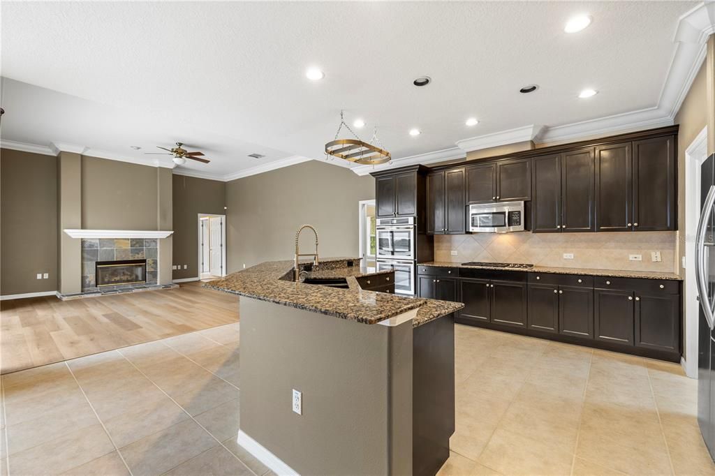 Active With Contract: $925,000 (5 beds, 3 baths, 3073 Square Feet)