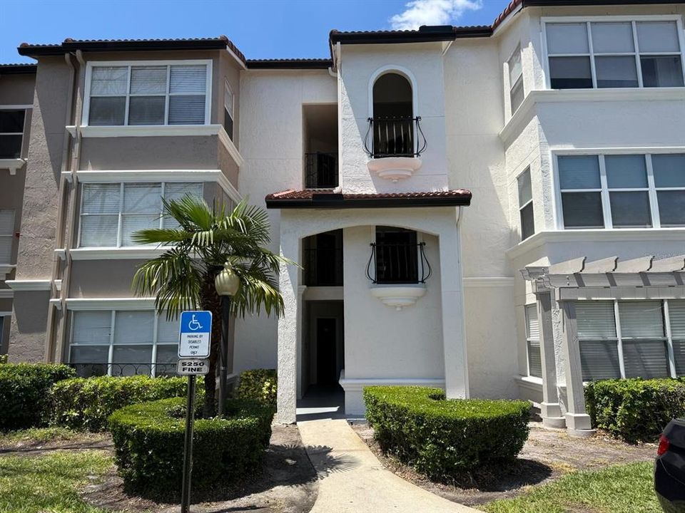 Active With Contract: $1,250 (1 beds, 1 baths, 711 Square Feet)