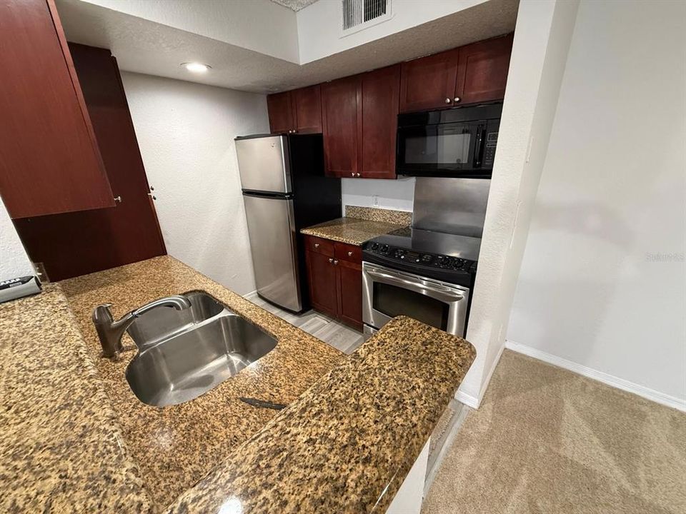 Active With Contract: $1,250 (1 beds, 1 baths, 711 Square Feet)