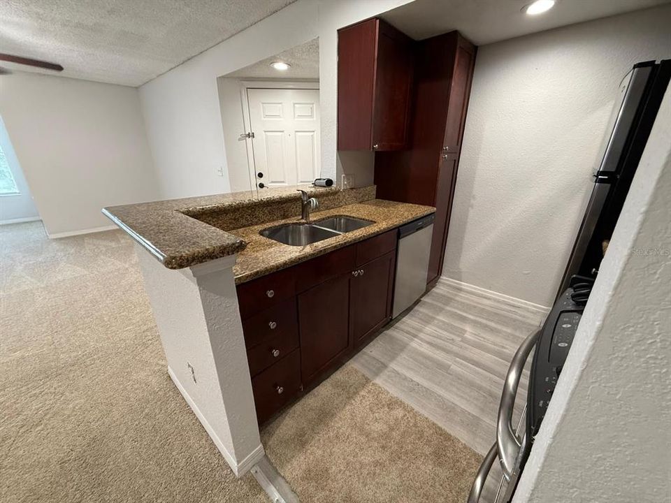 Active With Contract: $1,250 (1 beds, 1 baths, 711 Square Feet)