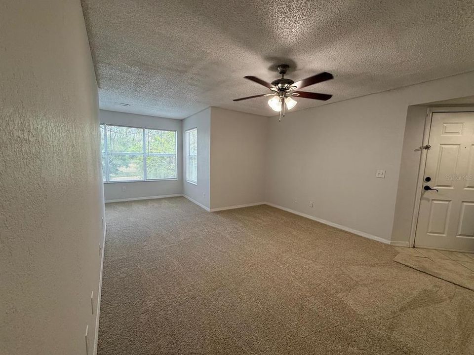 Active With Contract: $1,250 (1 beds, 1 baths, 711 Square Feet)