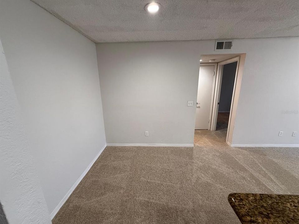 Active With Contract: $1,250 (1 beds, 1 baths, 711 Square Feet)